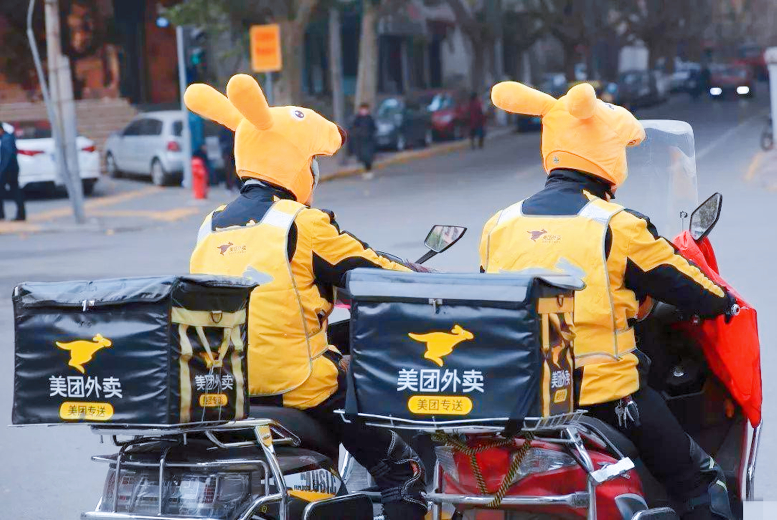 骑手拿命奔波,美团日进1.8亿,资本家:公司赚钱有错?