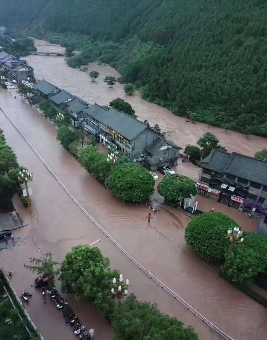 四川古蔺遭暴雨袭击 多处路段水毁塌方,多辆车被冲走