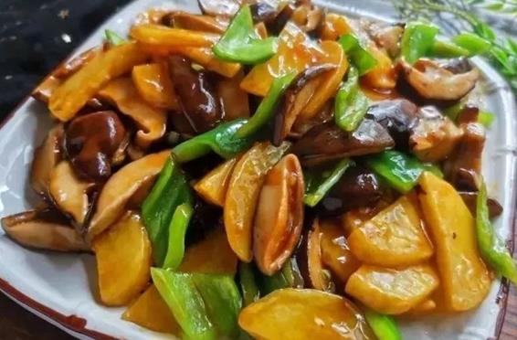 炒香菇时直接放香菇,那就错了,这样炒出来的香菇比红烧肉还好吃