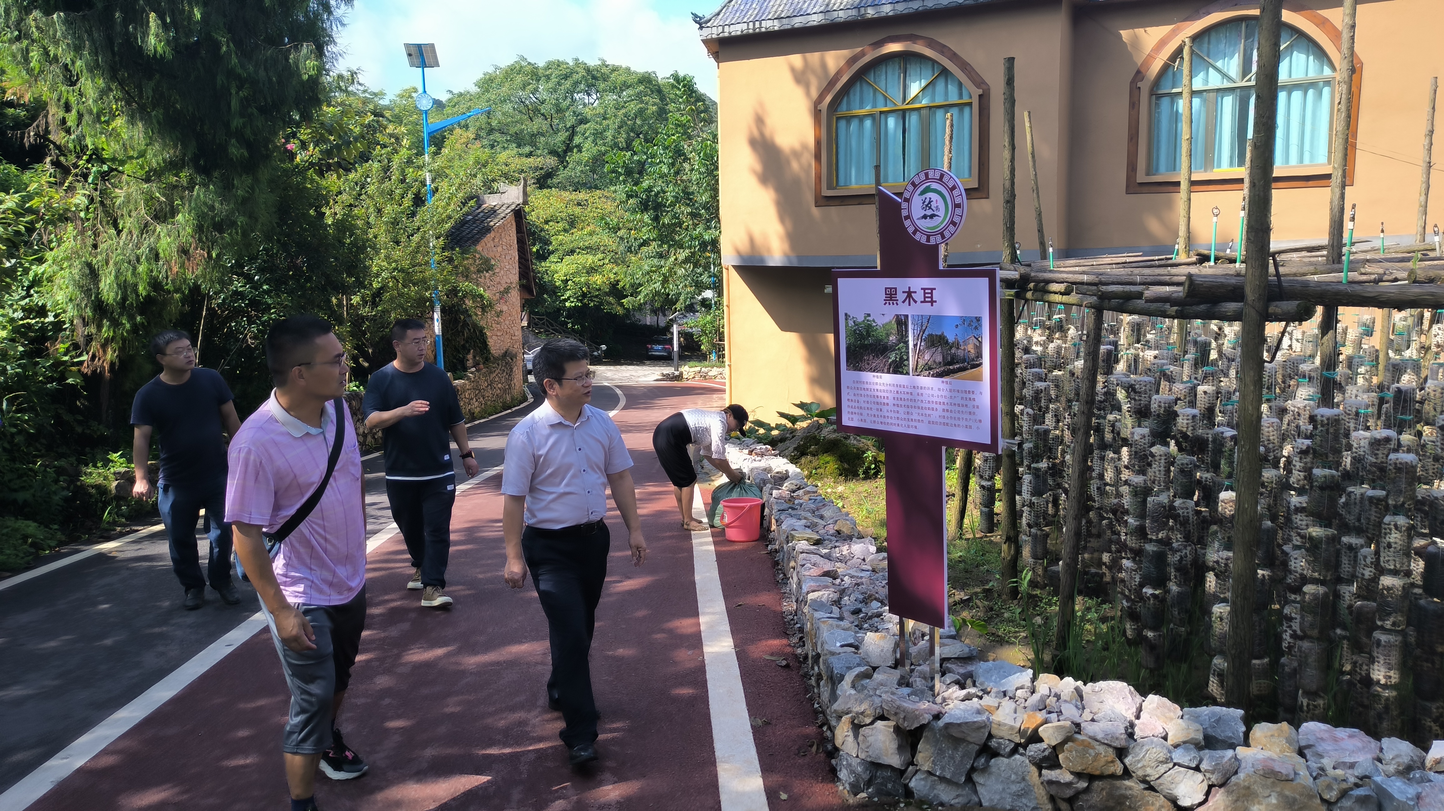 贵州省社科院副院长黄勇到兴义市敬南镇白河村开展乡村振兴调研督导