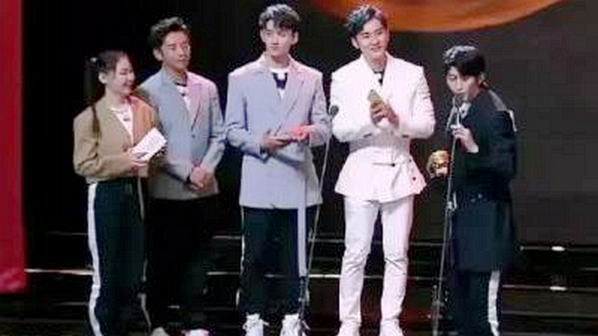 李晨的官方身高是180,蔡徐坤的身高是184,但是两人站在一起的画面有点