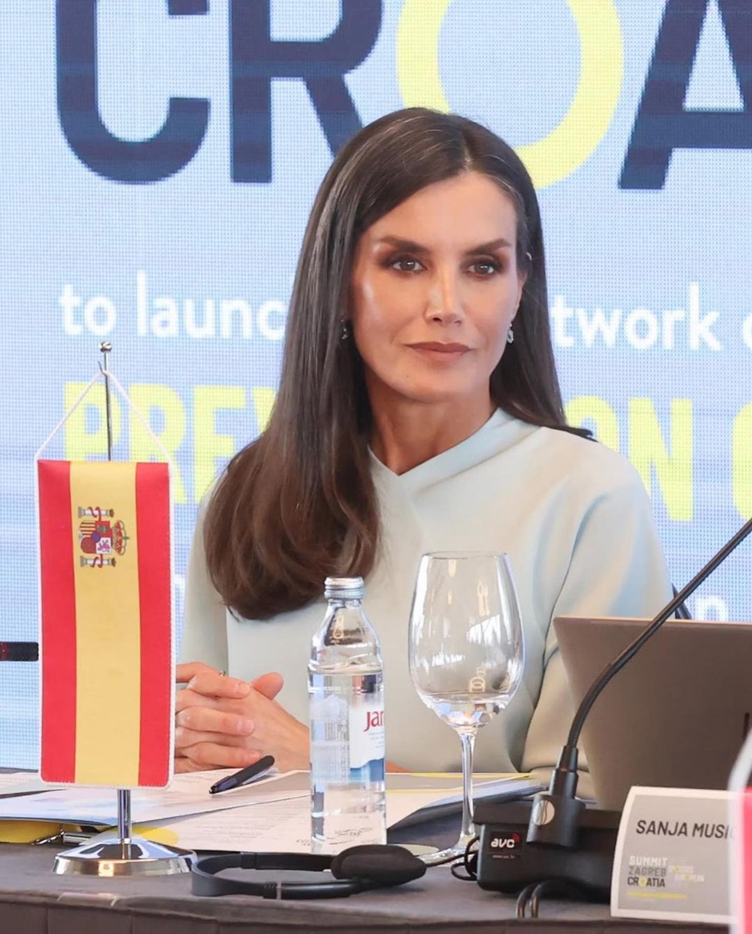 西班牙王后莱蒂齐亚,穿蓝色裹身裙风姿绰约,挡不住的高级优雅!