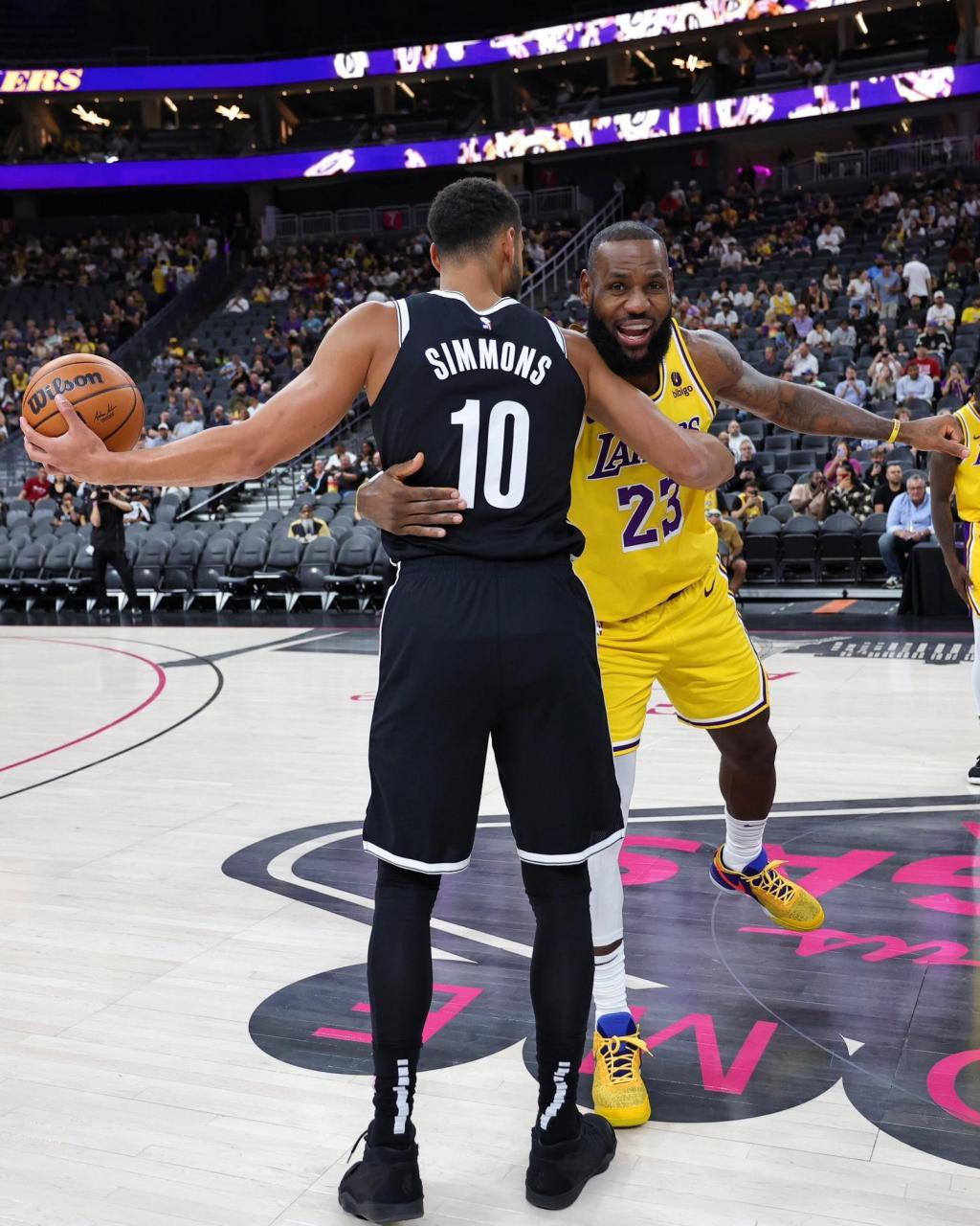 北京时间10月10日,nba季前赛湖人对阵篮网,詹姆斯身穿湖人23号球衣