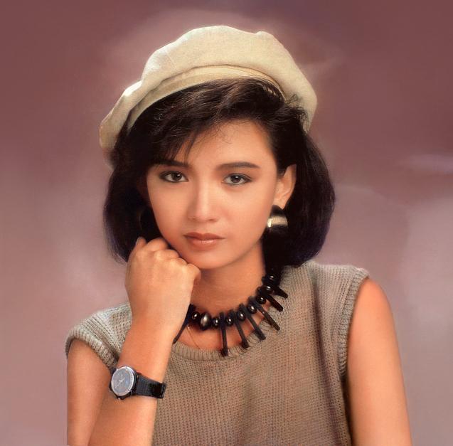 曾经的"香港一姐"曾华倩,如今56岁了,状态年轻,身材依旧