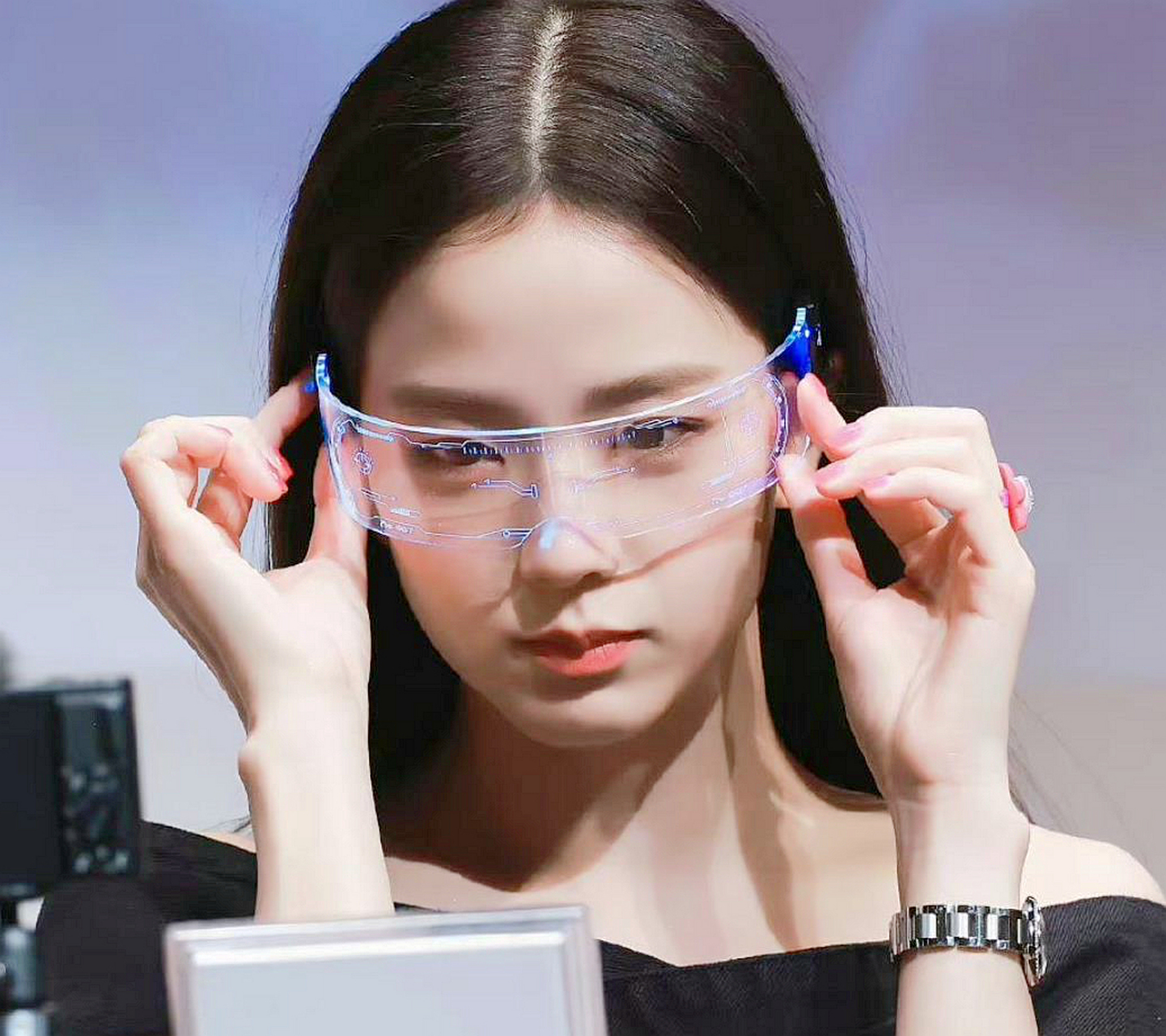 金智秀眼镜造型尽显,清纯灵动又可爱.可惜这么美的脸不在团里