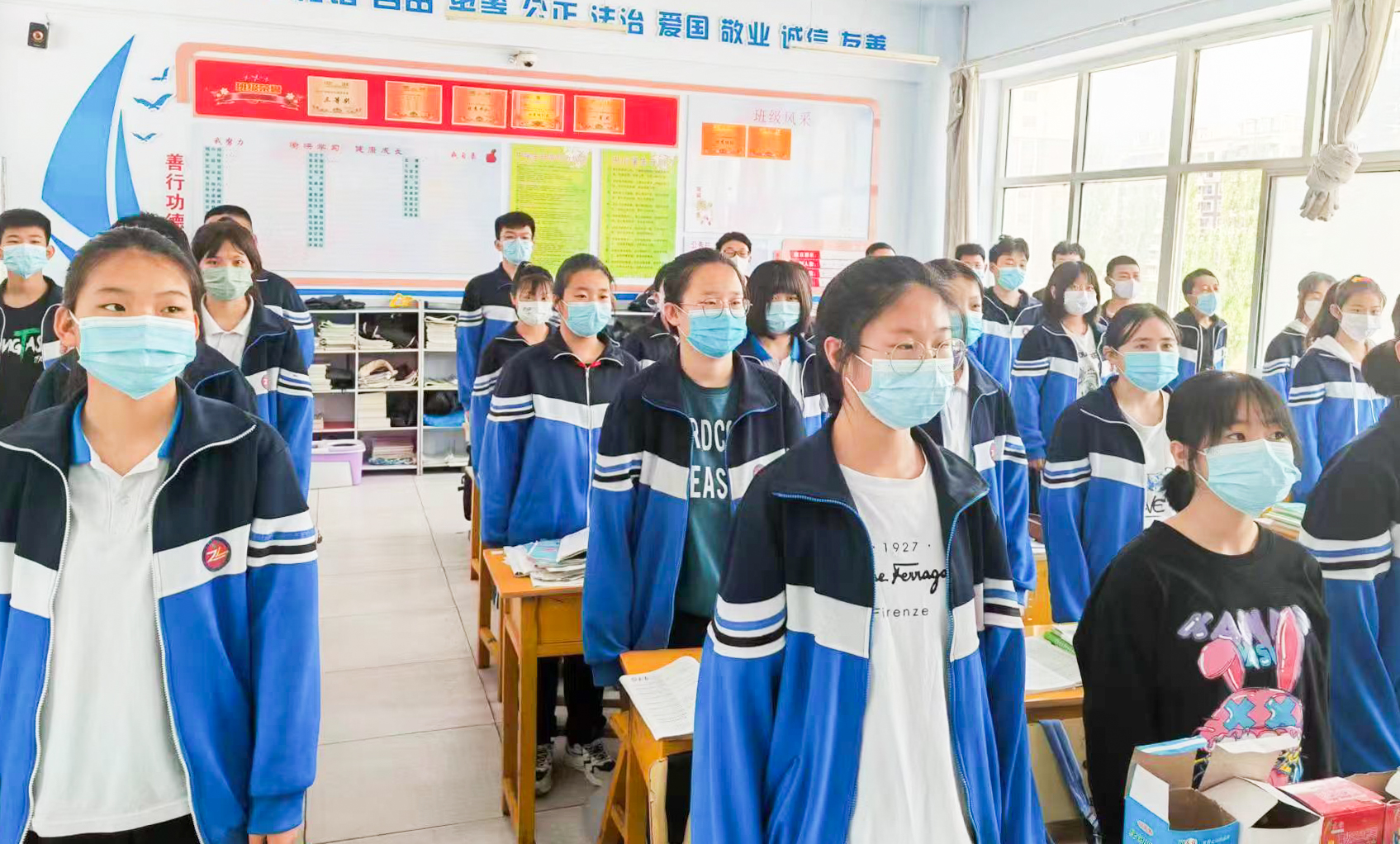 涿鹿县初级中学举行纪念中国共青团建团一百周年升旗仪式