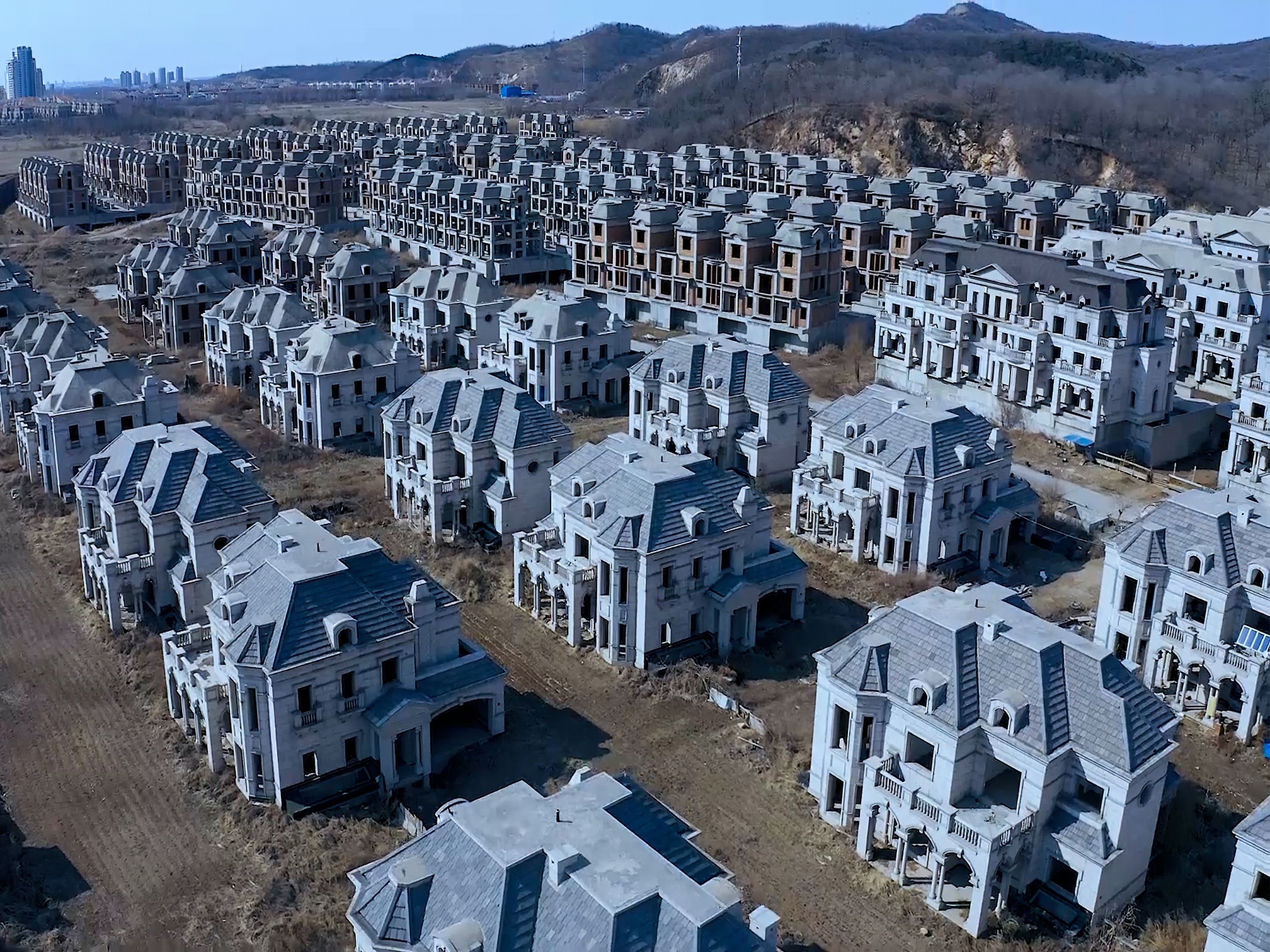 沈阳棋盘山发现大量别墅,据说废弃20多年了,至今没有人敢去住