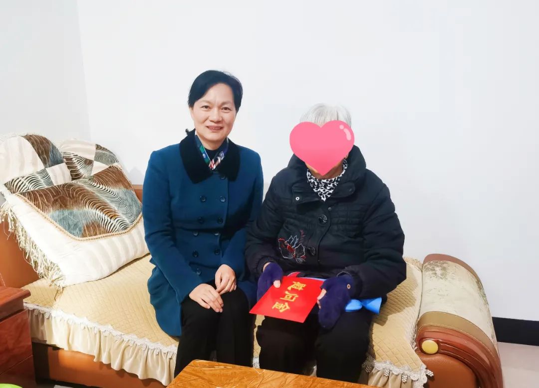 赖前斌十分关心困难妇女群众生活,深入困难妇女家里走访慰问,与她们