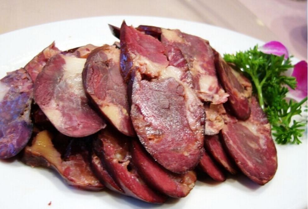 新疆哈萨克牧民不怕冷,抵御寒冬,全靠草原美食熏马肉!