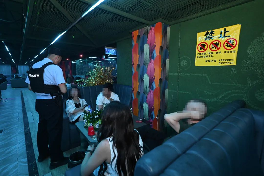 这地警方突击"大众舞厅"!这些交易可能就藏在你家附近