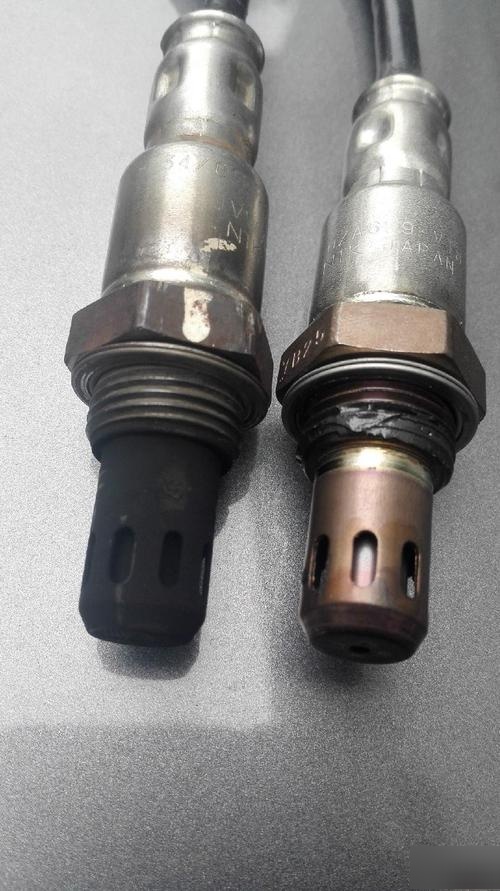 氧传感器的主要职责是在排气中监测氧气浓度,一旦其信号异常,比如偏大