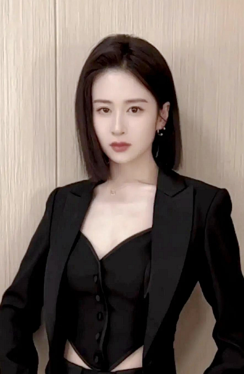 颖儿为新角色剪了长发,帅气又干练.