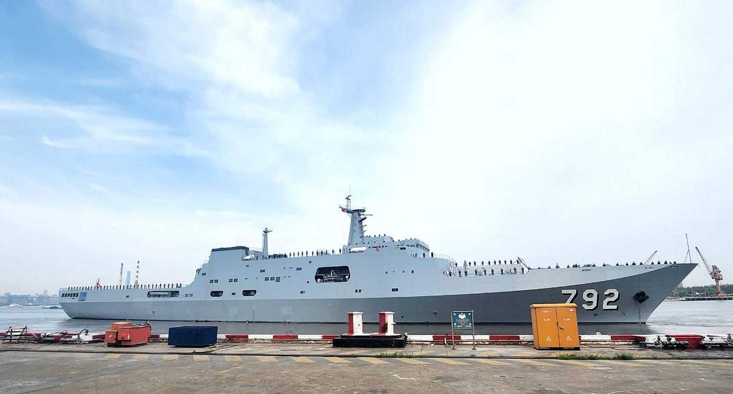 中国为泰国海军打造的071et型象岛号船坞登陆舰,其舰载武器,雷达系统