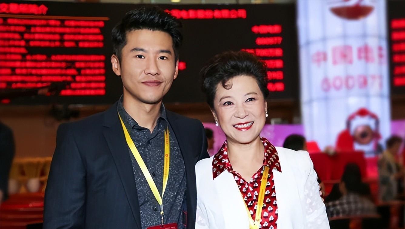 演员王骁:40岁走红,娶平凡妻子生一女,是母亲王馥荔的骄傲