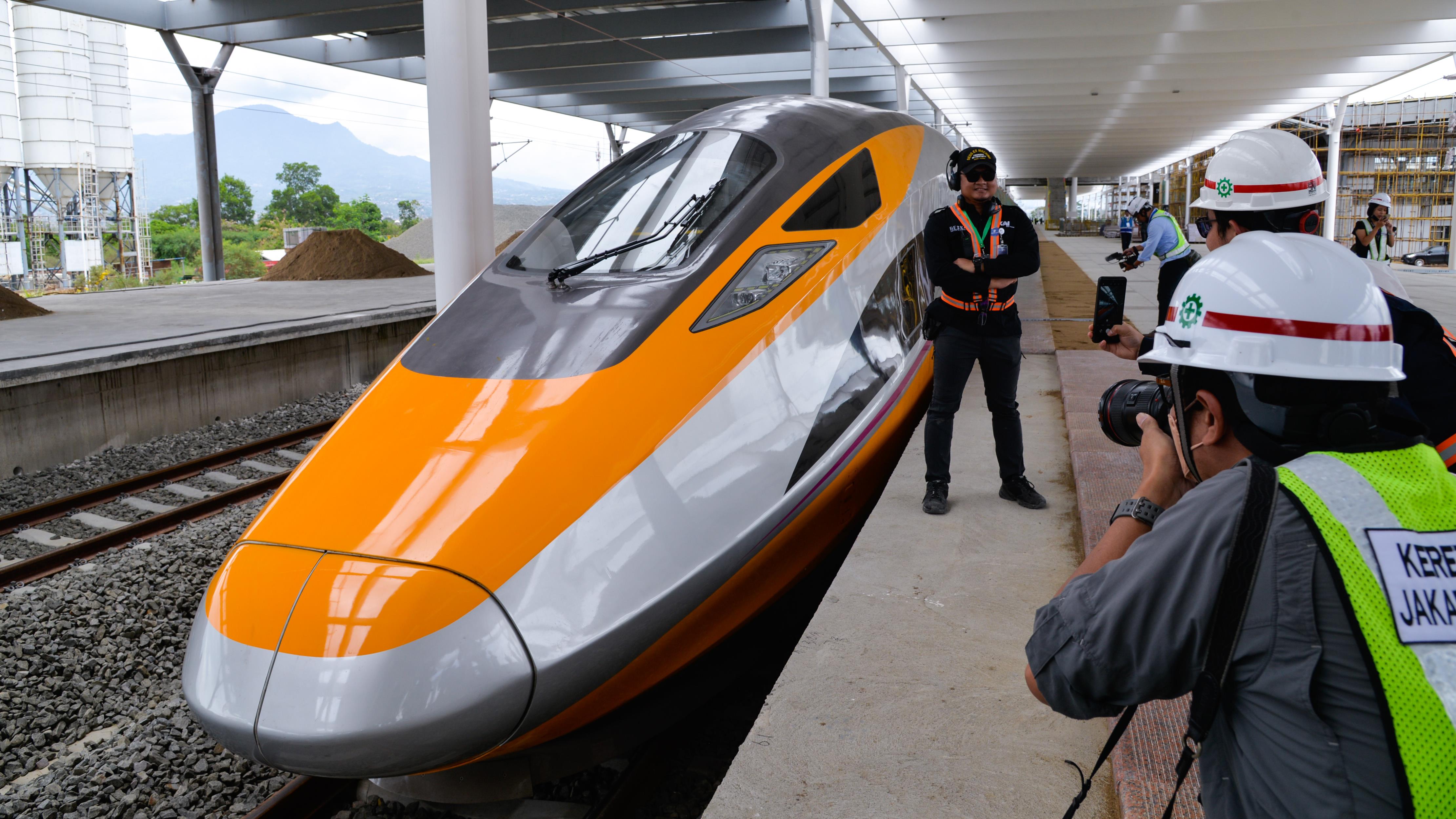 全球连线|雅万高铁综合检测列车亮相万隆