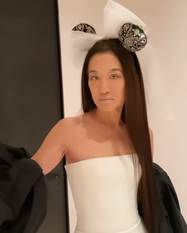 72岁王薇薇少女心满满,戴闪亮米老鼠发箍,穿白裙身材堪比模特