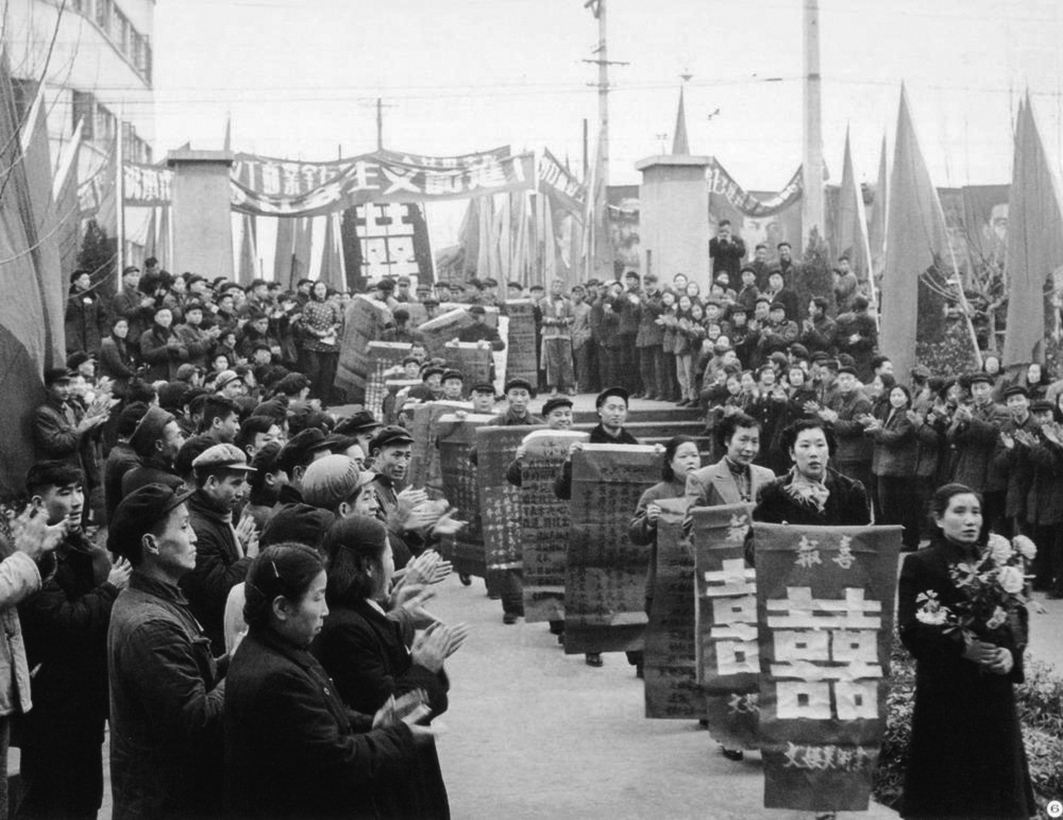 1956年1月15日,北京各界20多万人在天安门广场举行庆祝社会主义改造