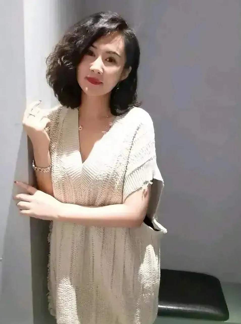 半老徐娘风韵犹存,丰腴阿姨爱打扮,看不出是50多岁的人