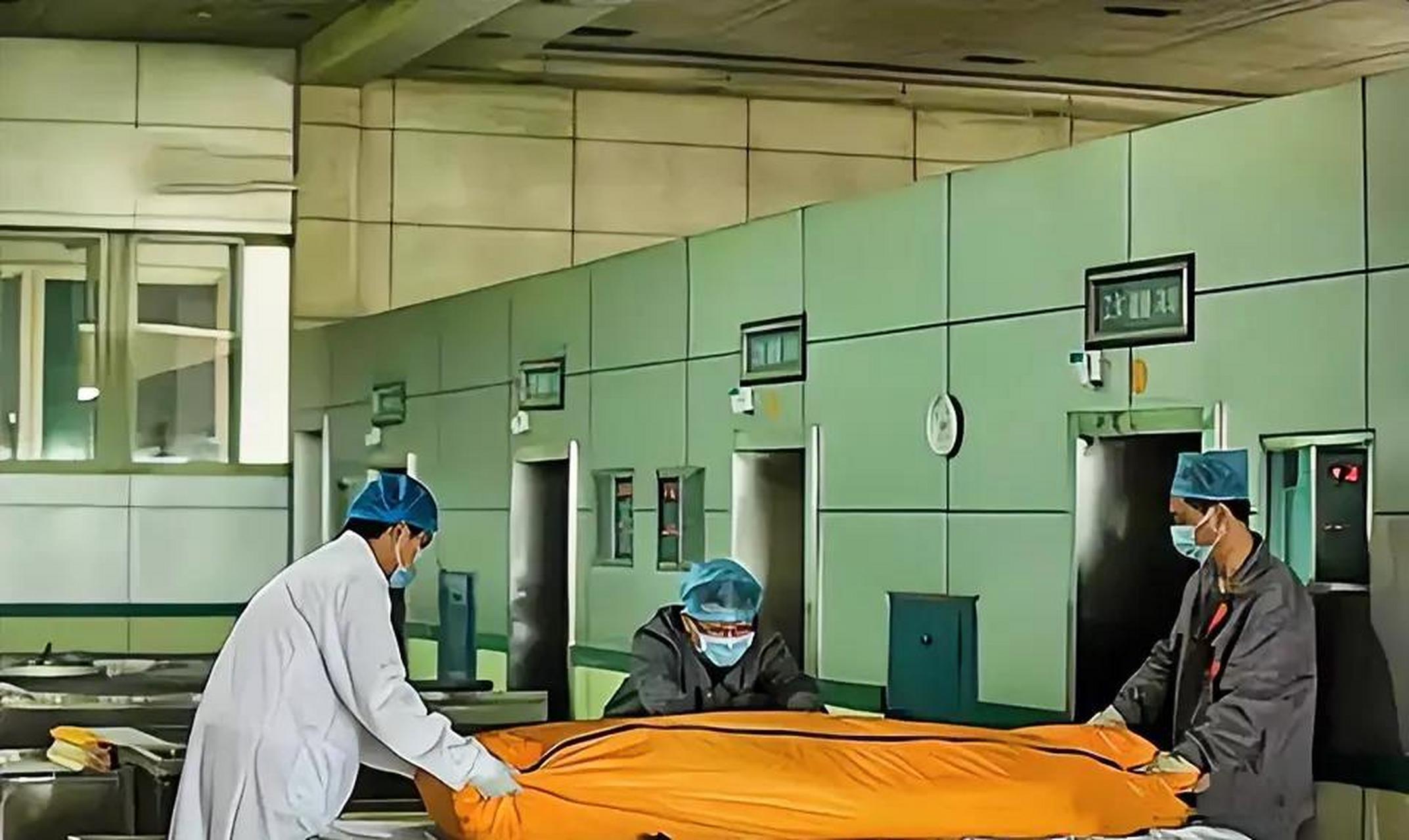 广安一殡仪馆,黄师傅正将一具13岁男孩尸体推入焚尸炉,突然尸体右腿抬