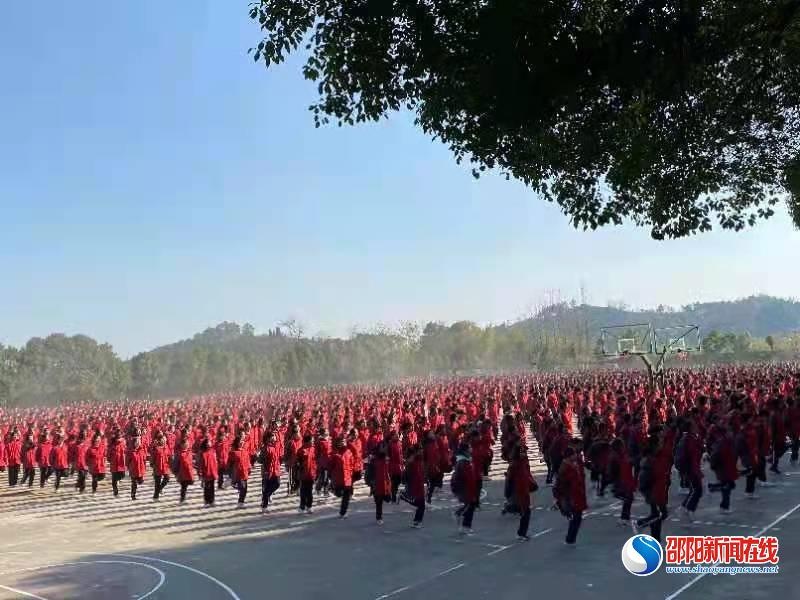 多彩大课间,阳光满校园——洞口二中开展"阳光大课间"体育活动