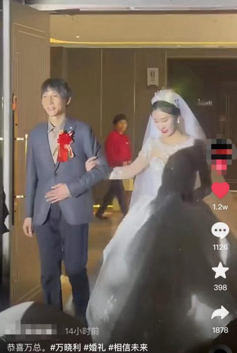 万晓利嫁女现场曝光!新郎是春日玫瑰的主唱李雨蒙 老狼献跳华尔兹