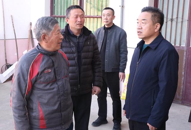 临渭法院:童建军走访慰问优秀人才和贫困党员,群众