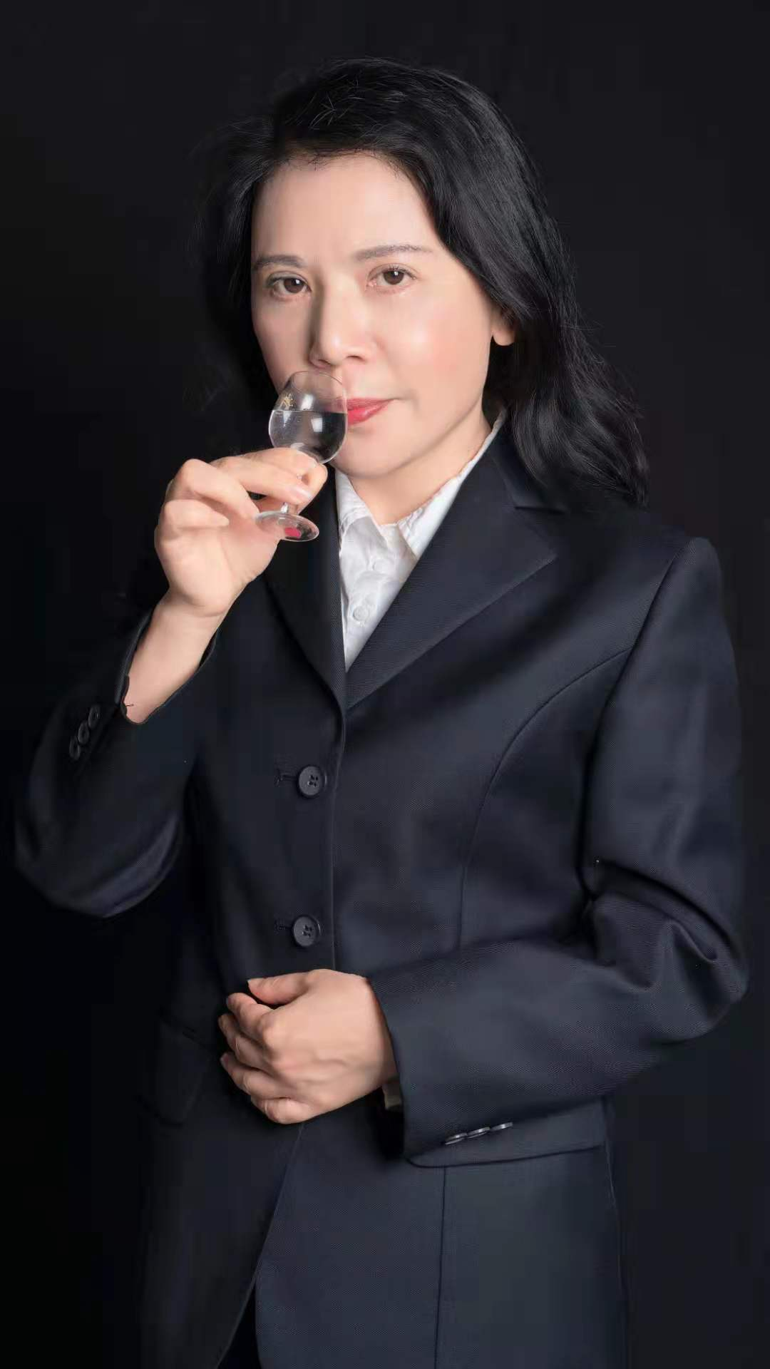 李明英酱酒嫡女◆1988年被聘为中国食品协会酱酒顾问,茅台国酒文化城