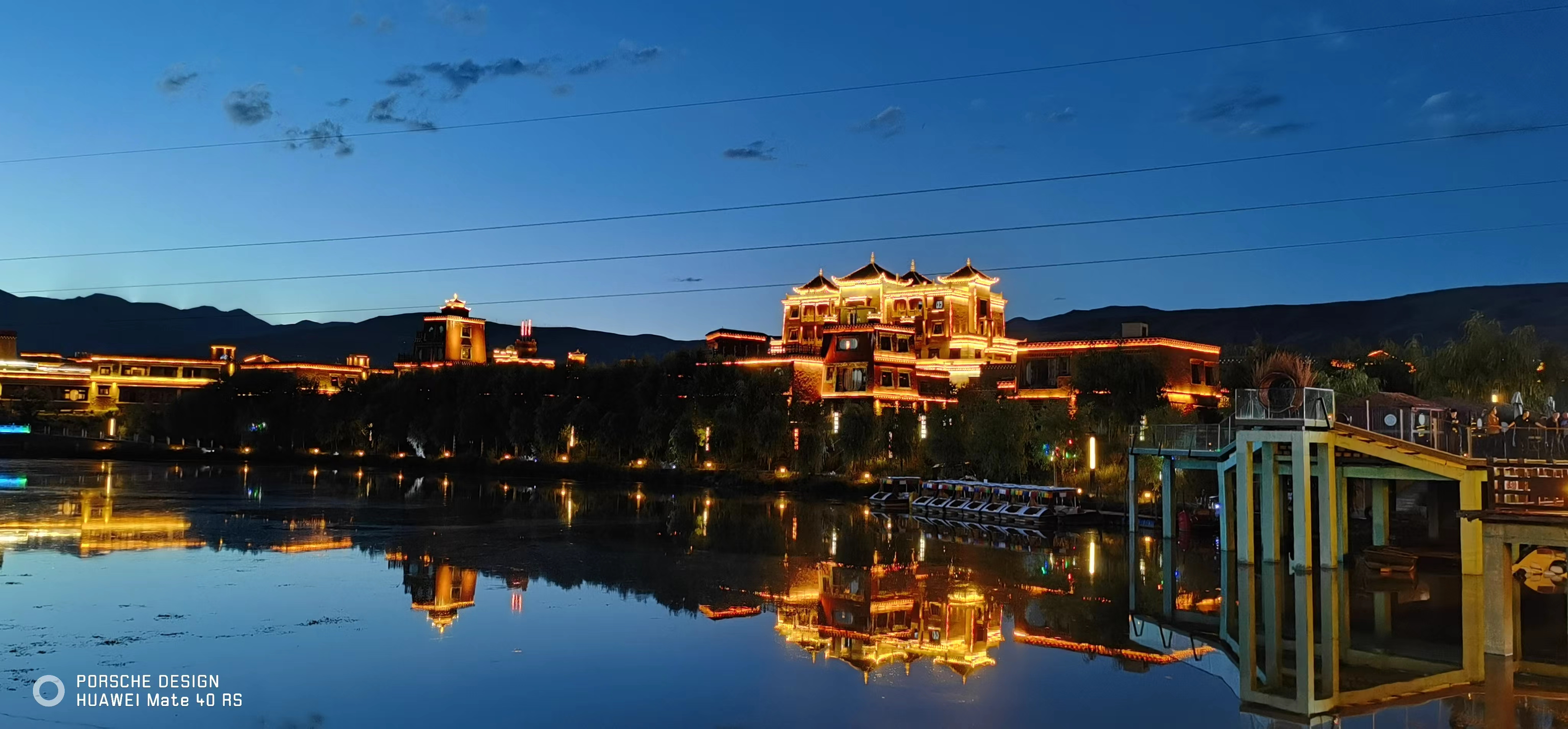 甘孜的甘孜——温馨的格萨尔王城夜色音乐餐吧