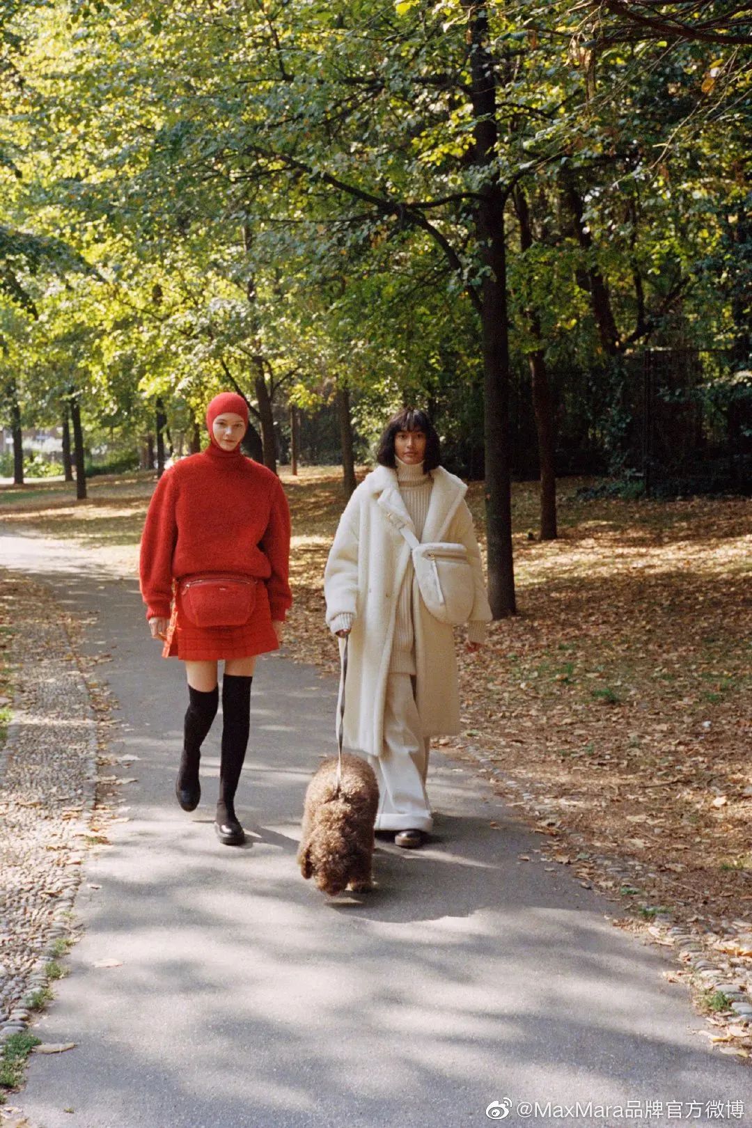 泰迪熊外套最早是被max mara带火的,自2017年诞生之后就成为各路女