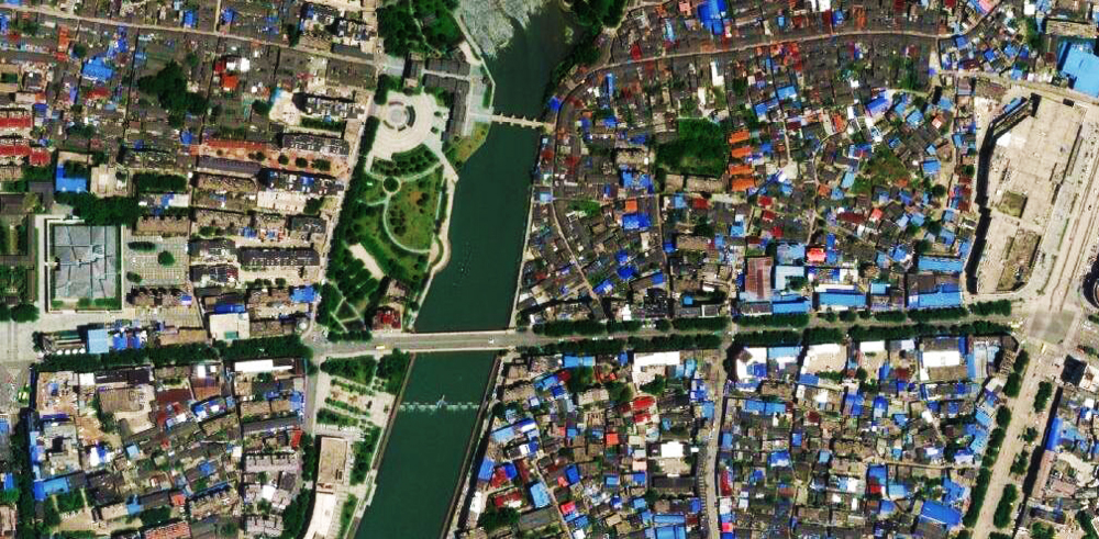 卫星航拍安徽桐城市:城区紧依大别山,"六尺巷"今犹在