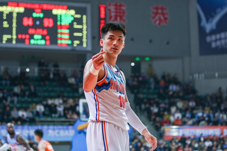 真挚的祝福!新疆男篮后卫于德豪29岁生日快乐?