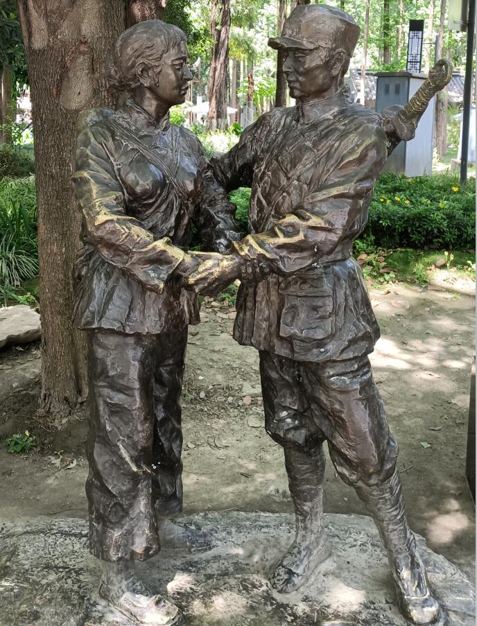 东门矗立纪念碑 人民公园增光辉