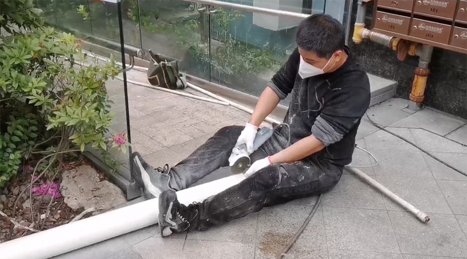 上海战疫·致敬劳动者丨家中厨房积水,物业紧急上阵疏通管道