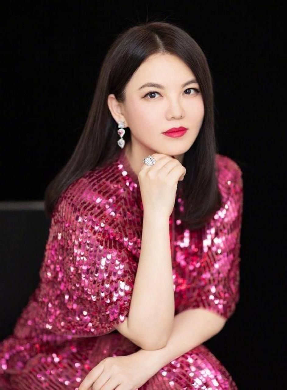 李湘说:"我炫富怎么了?我不偷不抢,你们别用穷人的思维来评价我!