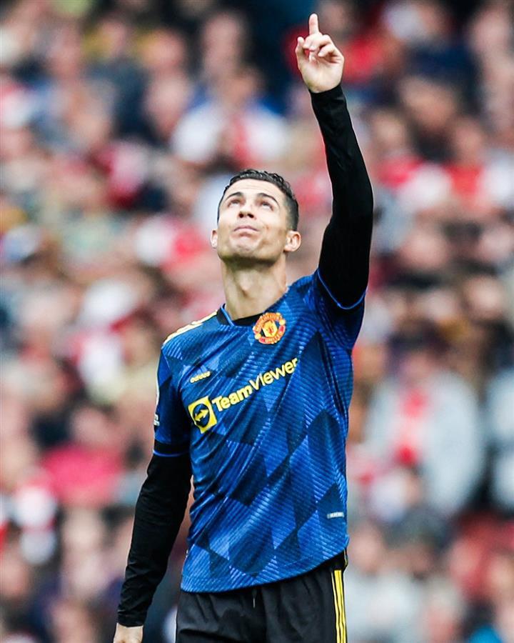 感动一幕!c罗进球单手指天告慰亡子,全场球迷起立致意