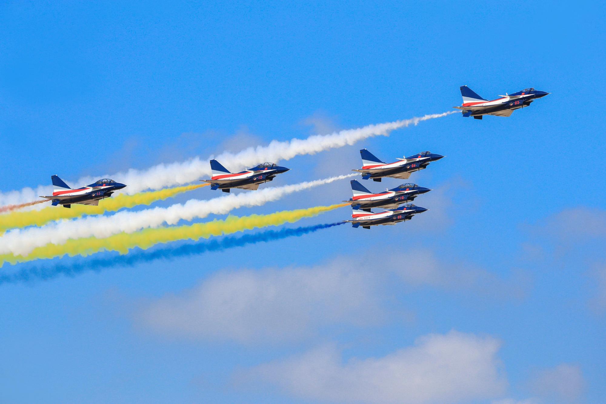 今天中午,中国空军"八一"特技飞行表演队飞抵珠海国际航展中心,11:38