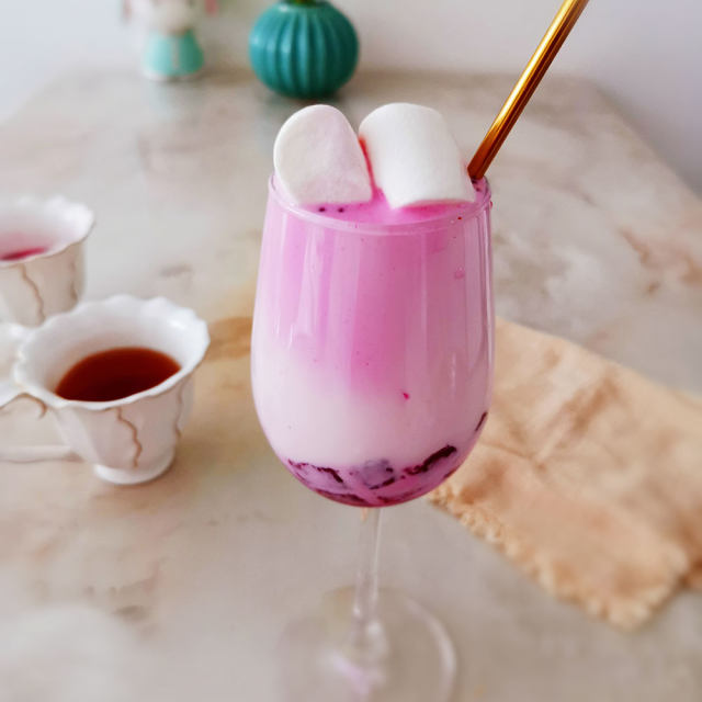 火龙果奶茶,好喝好看,心情都美丽了!