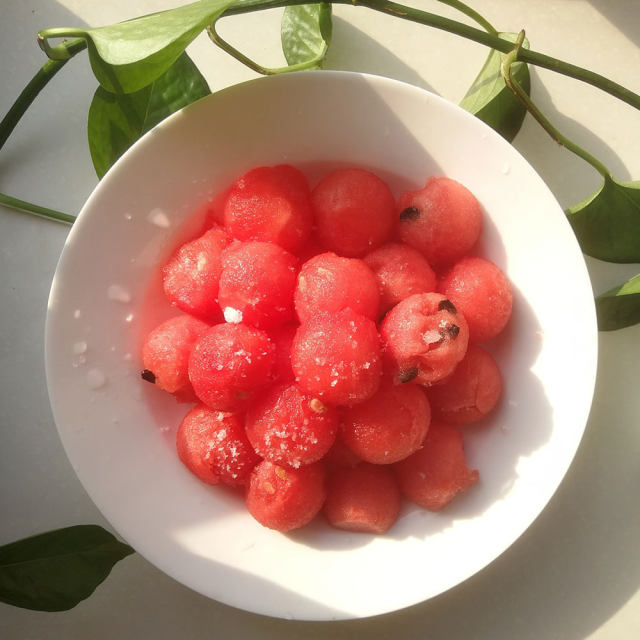 原料:西瓜,白糖. 做法步骤