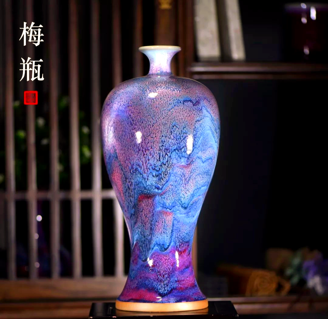 梅瓶的造型设计疏密有致,变化丰富,整体气势连贯,一气呵成