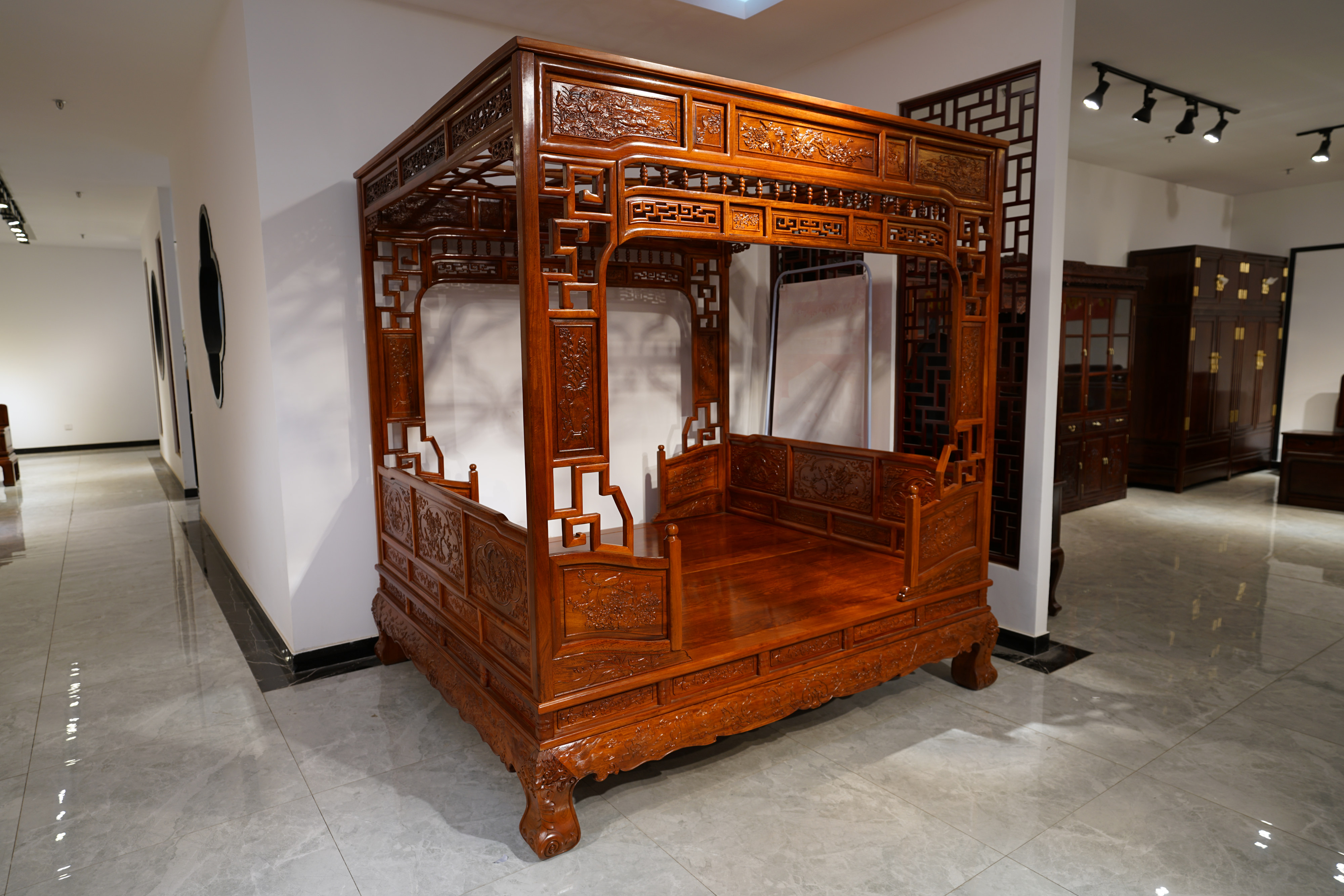 臻匠红木:被誉为最科学的床 红木架子床的寓意有哪些