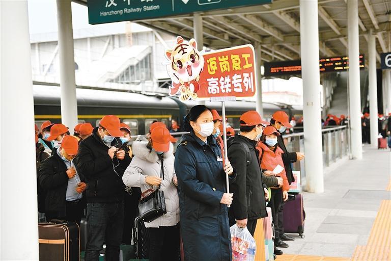 私家車竟開上火車站臺!深圳站道歉