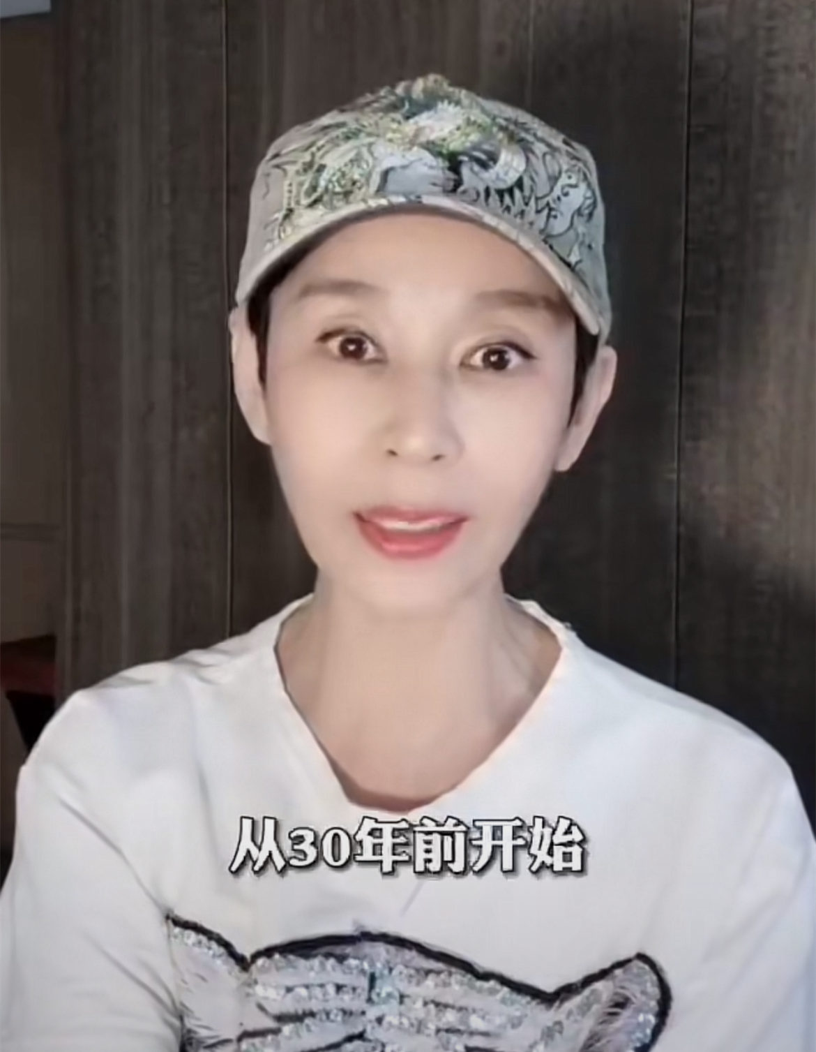 《正大综艺》外景主持李秀媛近照!62岁仍未婚,足迹遍布世界