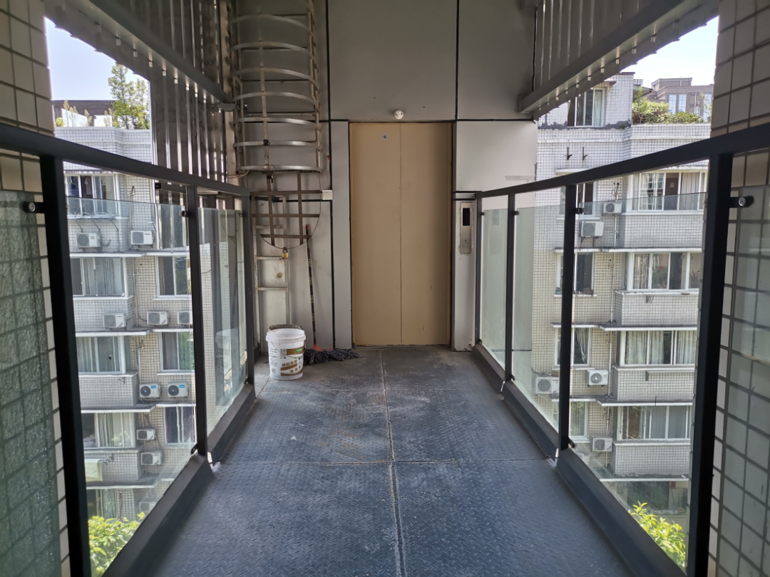 ② 电梯机房一般设在屋顶,对楼下业主的影响很小