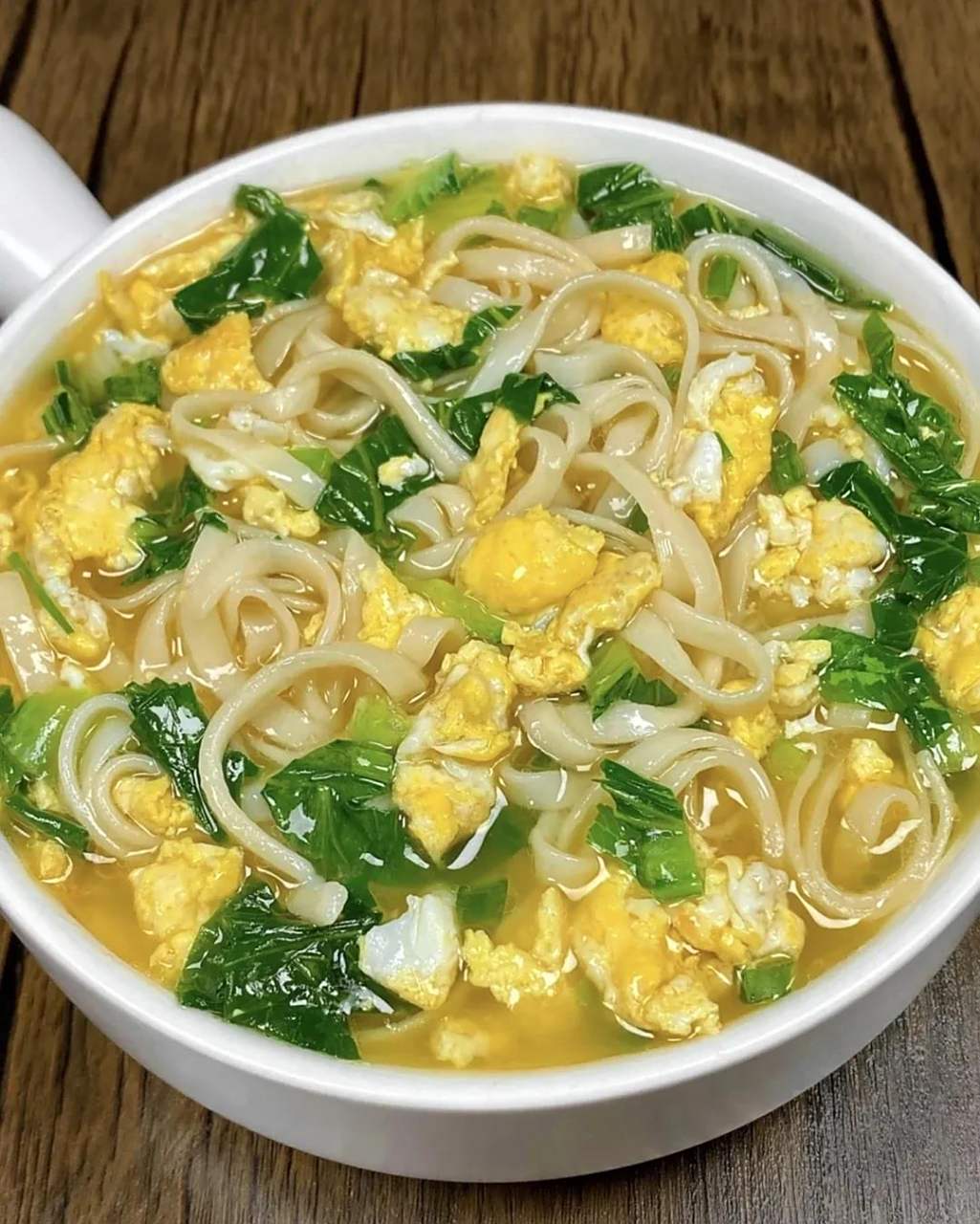 这一碗青菜鸡蛋面简直就是小时候的味道,我超喜欢早上这样吃!