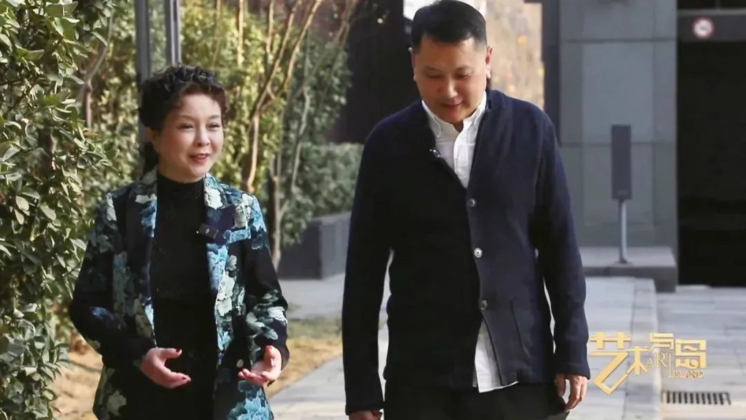 雕塑家 潘松▲《艺术与岛》栏目制片人,编辑,导演,主持人 丛薇丛薇