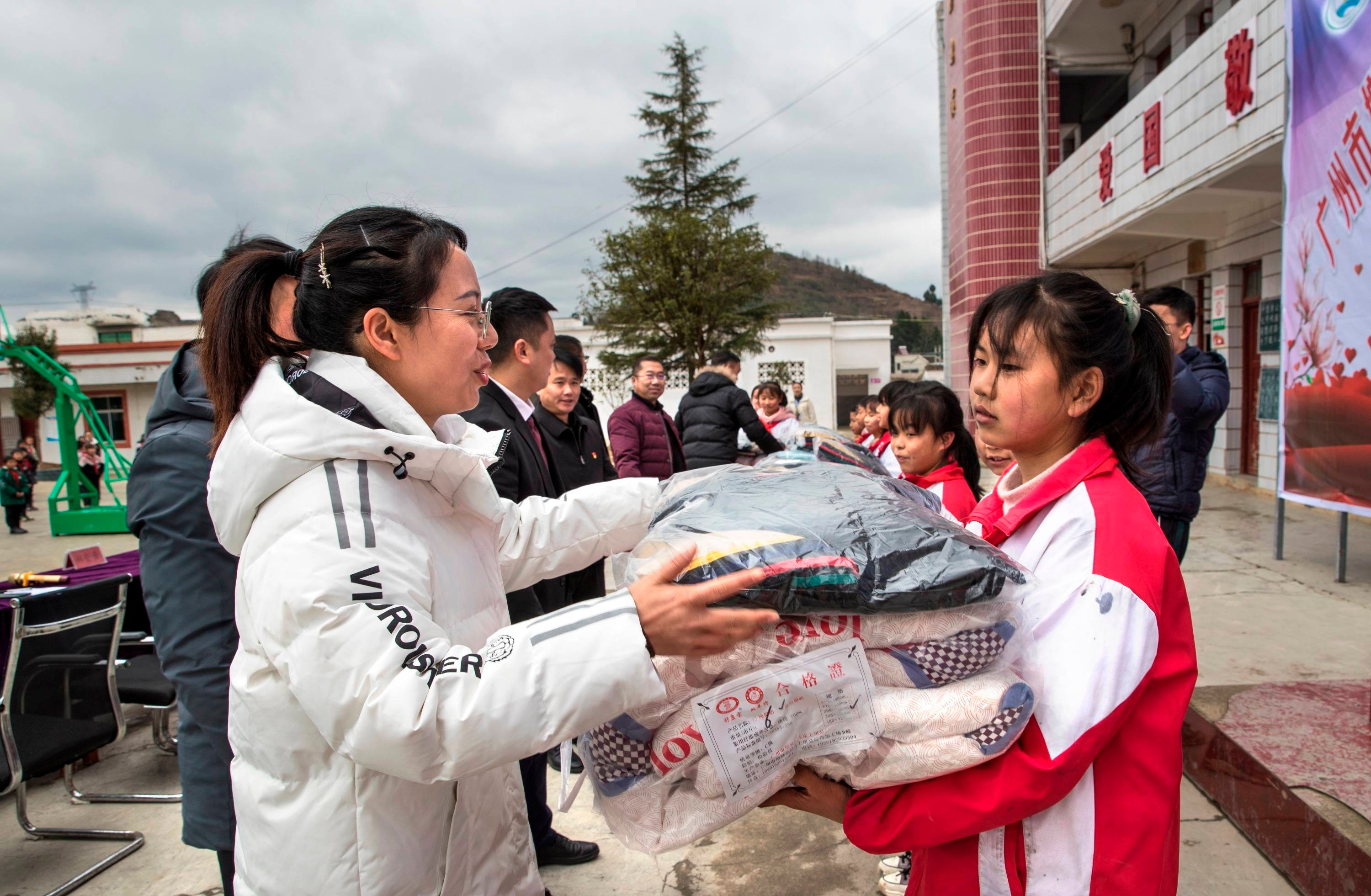 黔西市洪水小学获东部学校帮扶