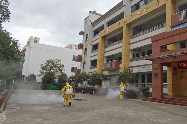 屯溪东城实验小学做好春季开学返校消杀工作