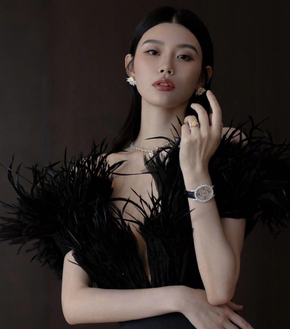 奚梦瑶的黑色礼服显得优雅迷人,佩戴珠宝,智力高贵