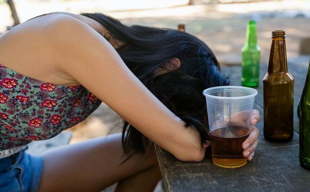 女子失恋醉酒后称想找个渣男玩,闺蜜找了渣男趁其昏醉侵犯其三次