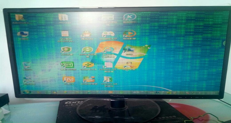 电脑屏幕红绿蓝白交替闪烁